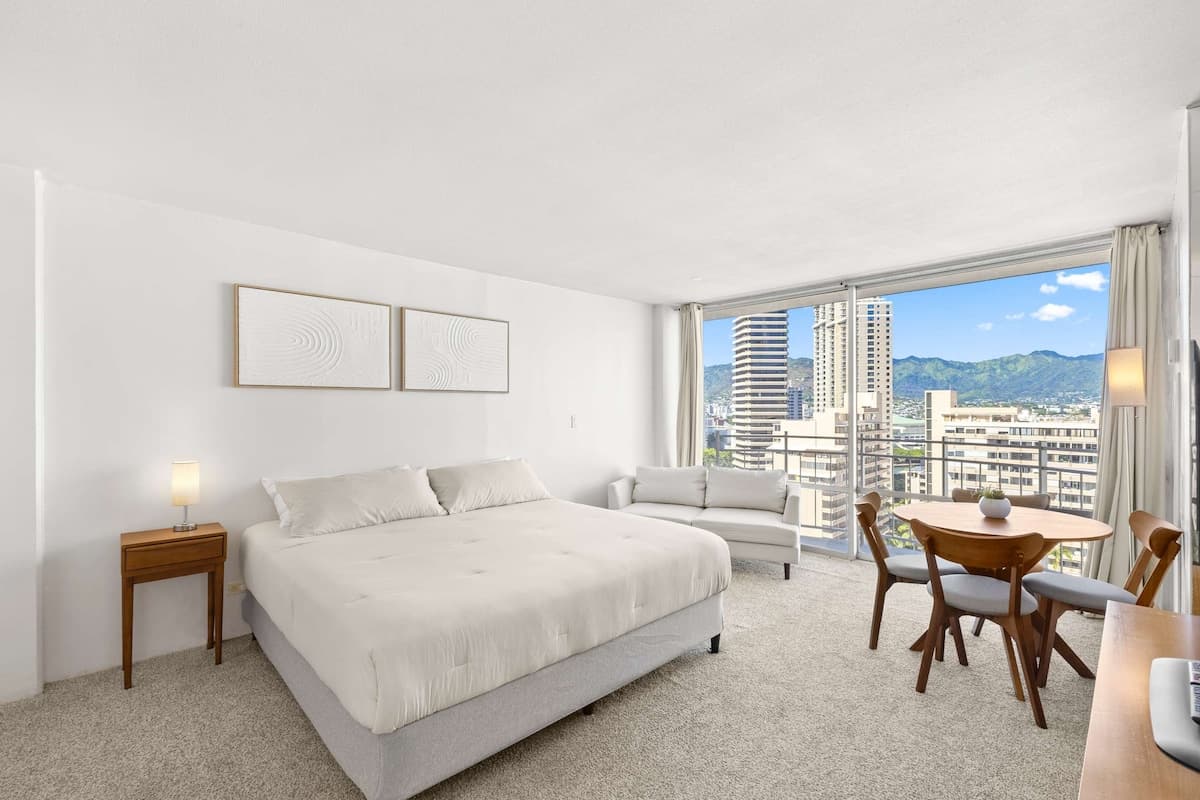 *TOP FLOOR* Waikīkī Studio steps from the ocean - Photo 3