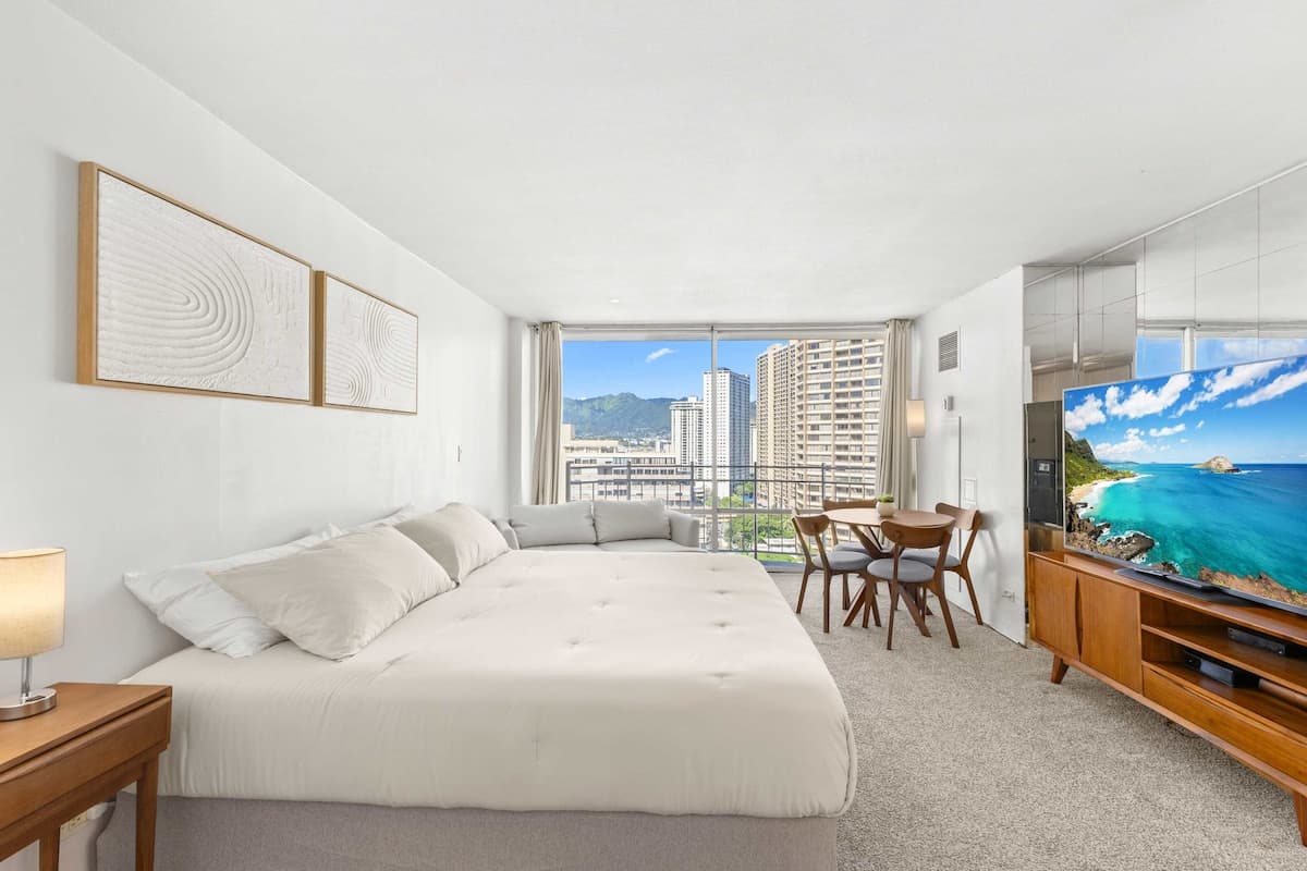 *TOP FLOOR* Waikīkī Studio steps from the ocean - Photo 1