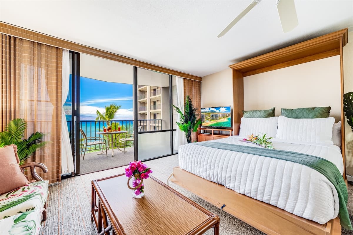 Condo in Lahaina · ★4.96 · 1 bedroom · 2 beds · 1 private bath - Photo 2