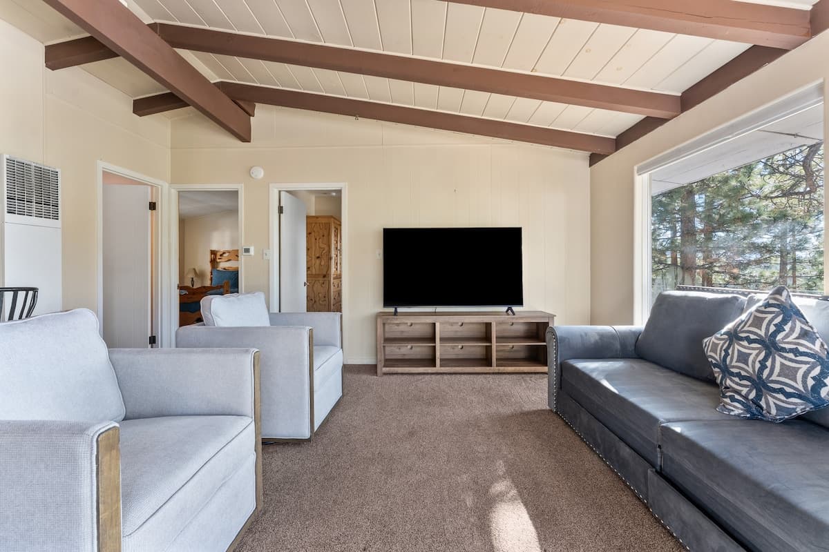 Home in Glenbrook · ★4.89 · 3 bedrooms · 5 beds · 2 private baths - Photo 2