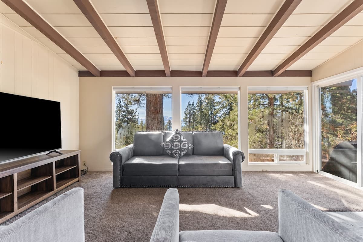 Home in Glenbrook · ★4.89 · 3 bedrooms · 5 beds · 2 private baths - Photo 4
