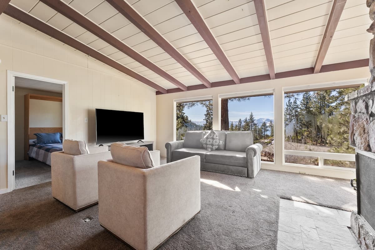 Home in Glenbrook · ★4.89 · 3 bedrooms · 5 beds · 2 private baths - Photo 3