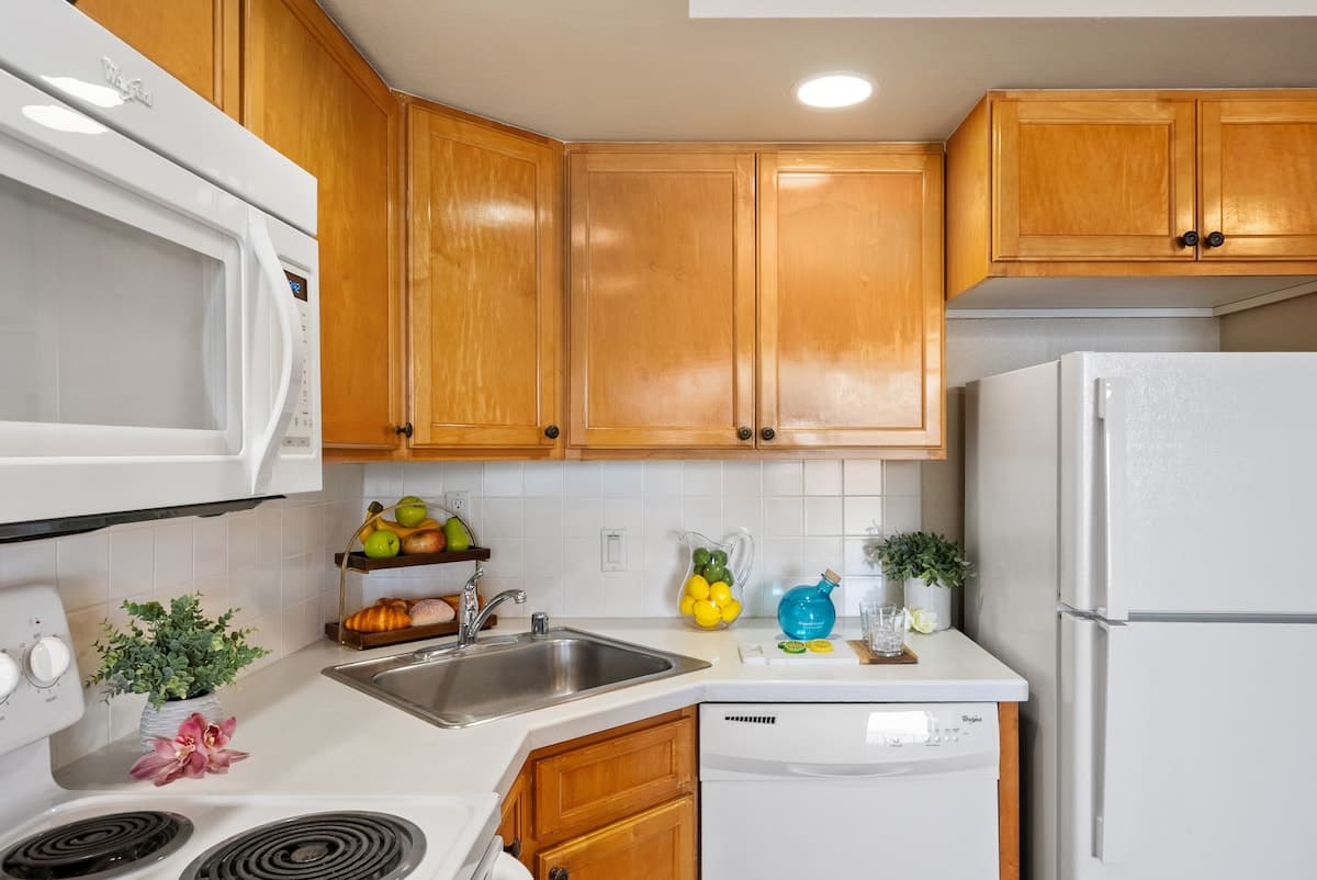 Condo in Lahaina · ★5.0 · 1 bedroom · 3 beds · 1 private bath - Photo 3