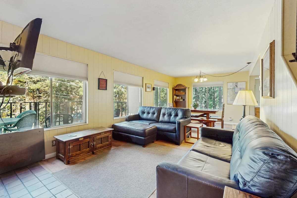 Woodsy South Lake Tahoe Charm, Newly Upgraded - Photo 1