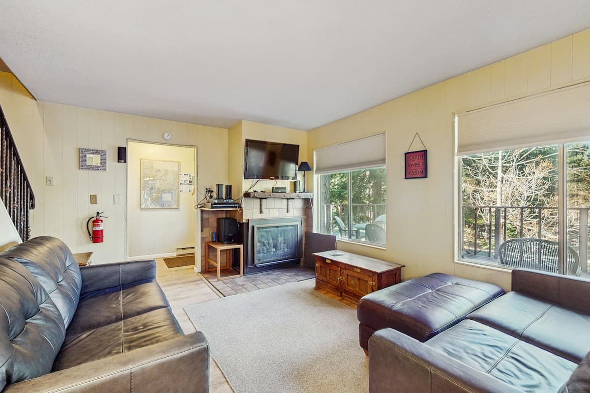 Woodsy South Lake Tahoe Charm, Newly Upgraded - Photo 4