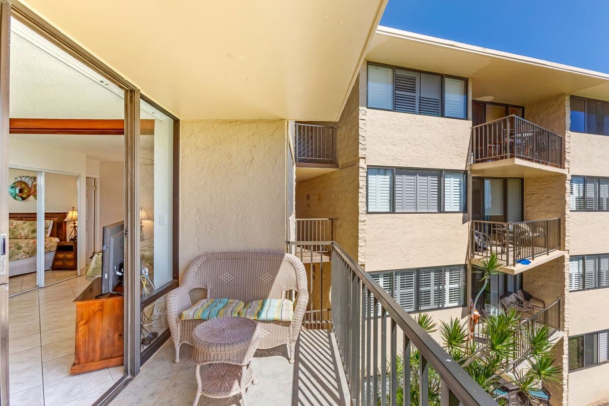 Condo in Wailuku · ★5.0 · 2 bedrooms · 3 beds · 2 private baths - Photo 3