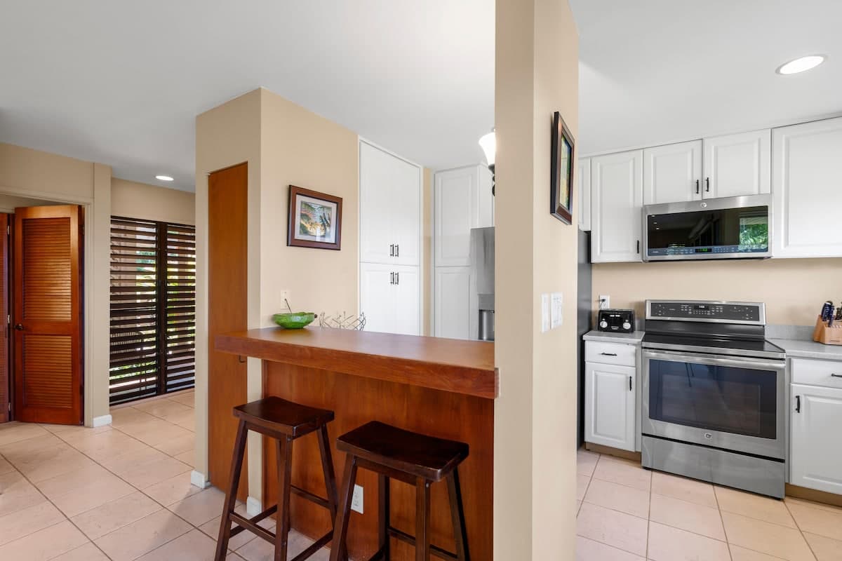 Condo in Kihei · ★4.4 · 1 bedroom · 2 beds · 2 baths - Photo 4