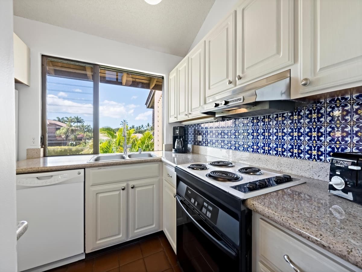 Condo in Kihei · ★4.71 · 1 bedroom · 2 beds · 1 bath - Photo 4