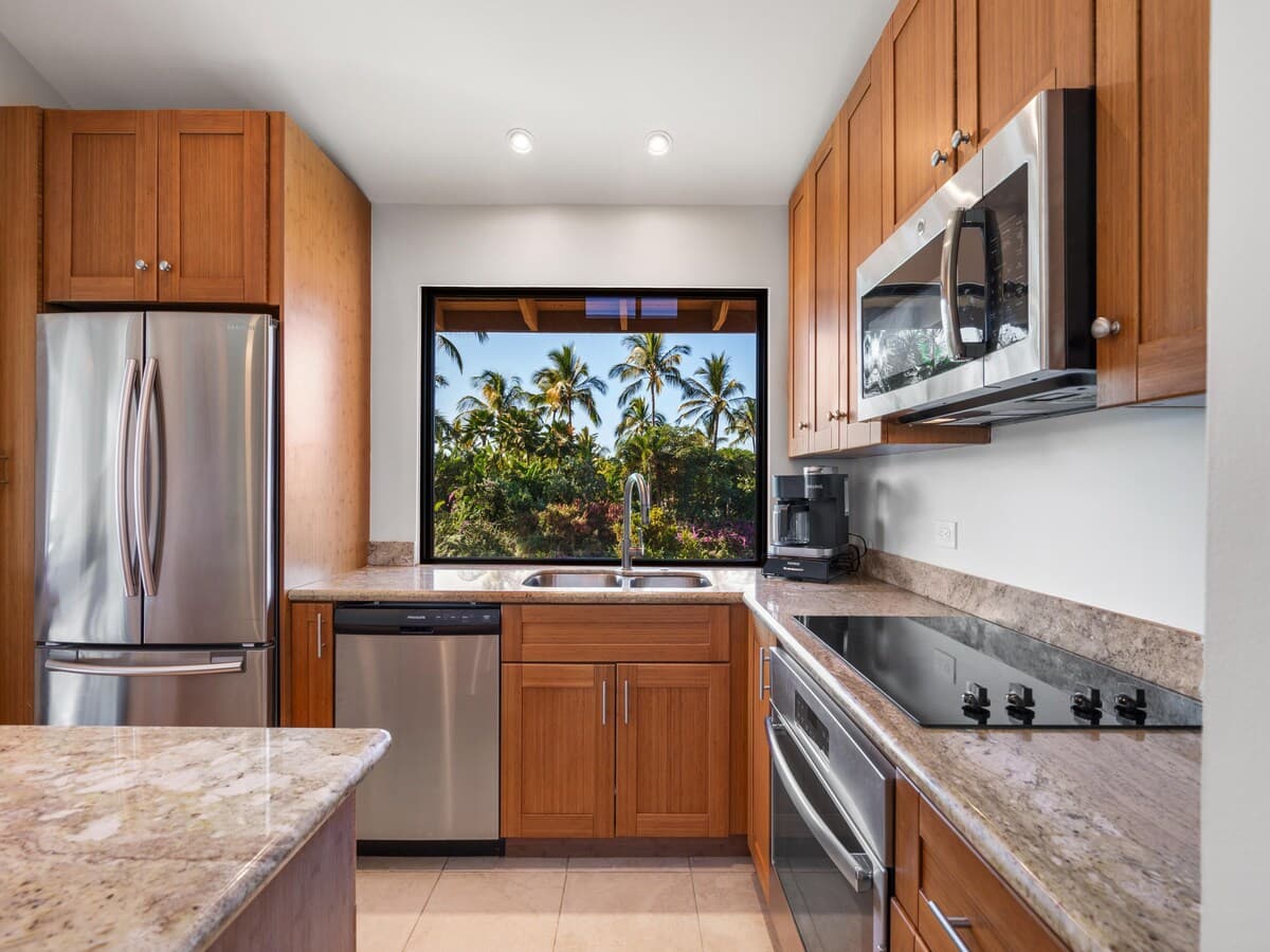 Condo in Kihei · ★4.8 · 1 bedroom · 2 beds · 2 baths - Photo 4