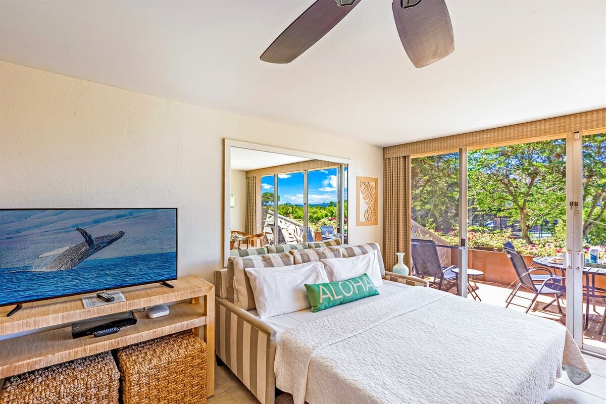 Condo in Lahaina · ★4.9 · Studio · 2 beds · 1 private bath - Photo 3