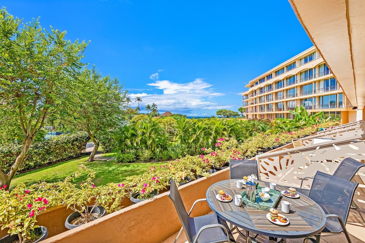 Condo in Lahaina · ★4.9 · Studio · 2 beds · 1 private bath - Photo 1