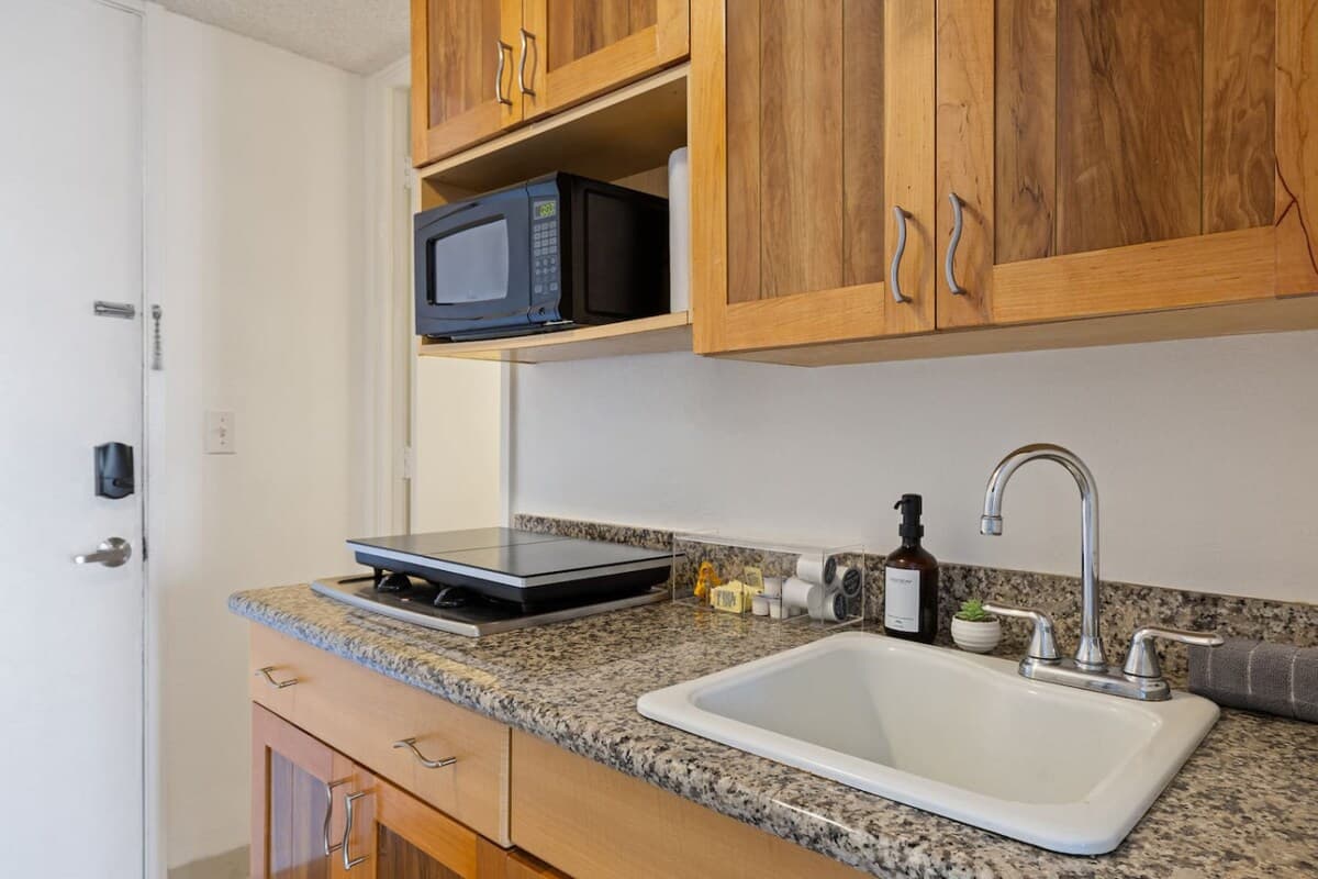 Spacious Studio at the Heart of Waikiki 22F - Photo 4