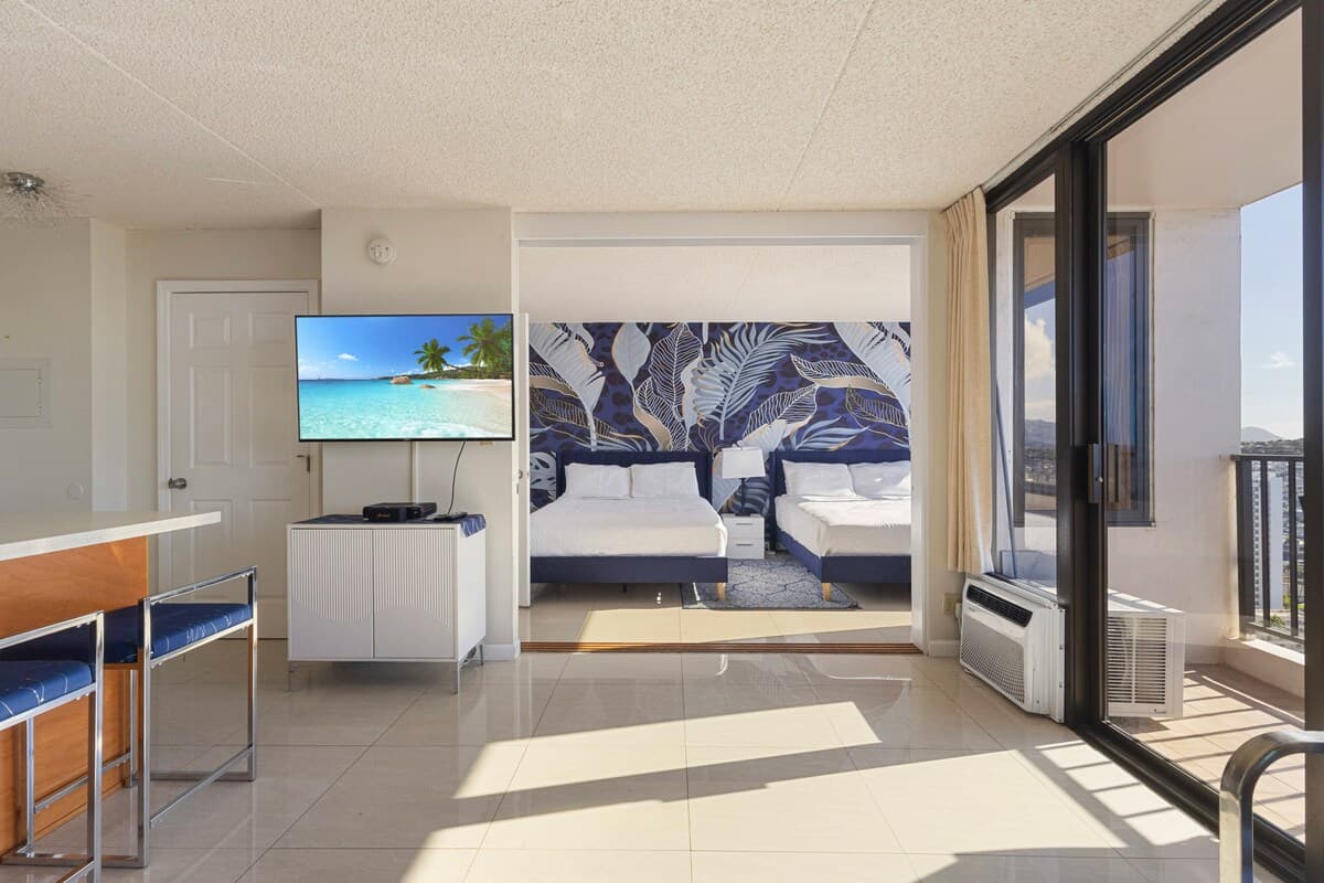 Condo in Honolulu · ★4.88 · 1 bedroom · 2 beds · 1 private bath - Photo 4