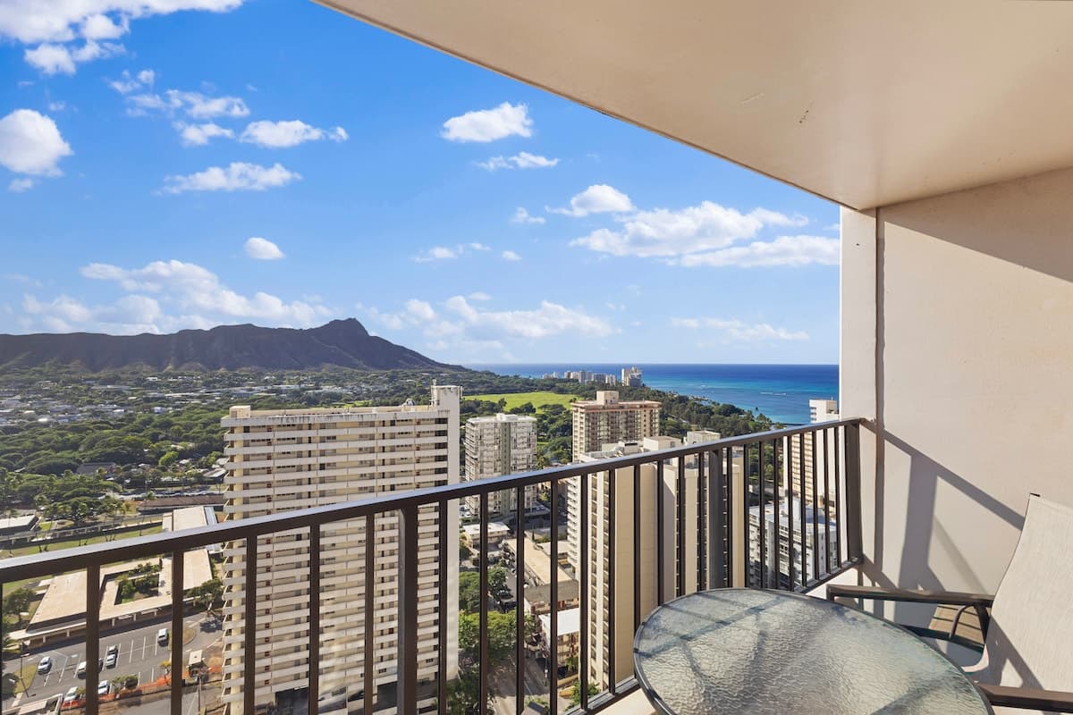 Condo in Honolulu · ★4.88 · 1 bedroom · 2 beds · 1 private bath - Photo 1