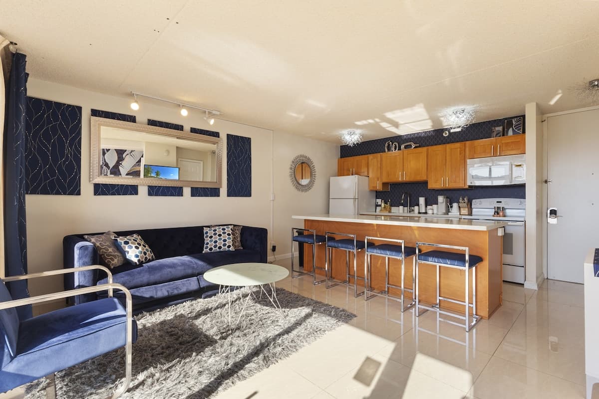 Condo in Honolulu · ★4.88 · 1 bedroom · 2 beds · 1 private bath - Photo 3