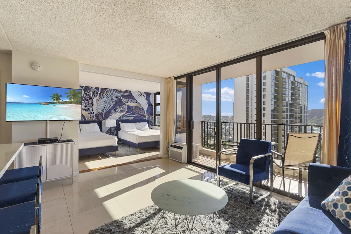 Condo in Honolulu · ★4.88 · 1 bedroom · 2 beds · 1 private bath - Photo 5