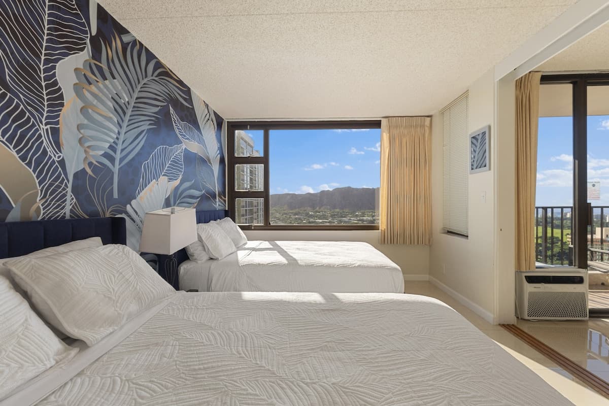 Condo in Honolulu · ★4.88 · 1 bedroom · 2 beds · 1 private bath - Photo 2