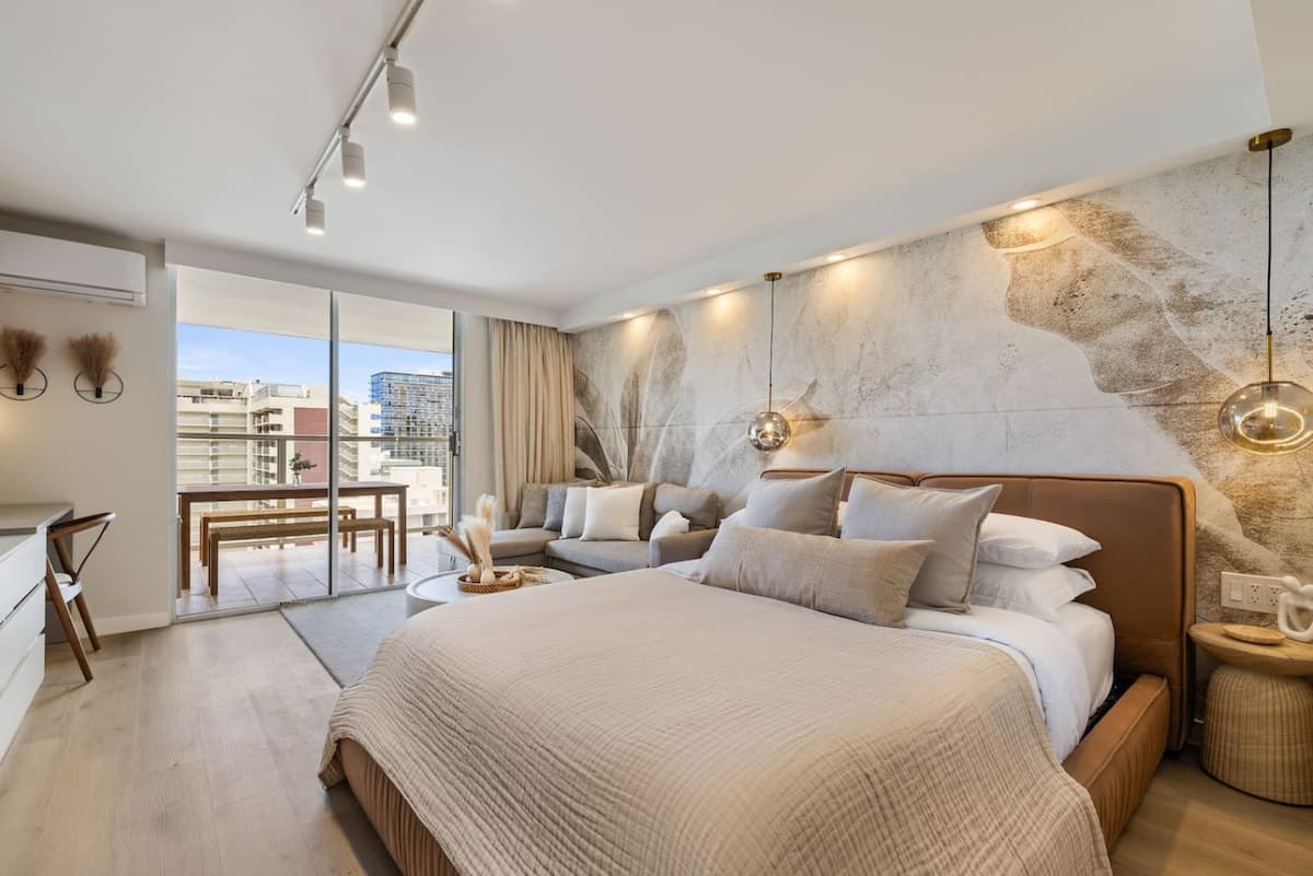 Waikiki Luxe Haven – Chic Comfort in Paradise - Photo 1
