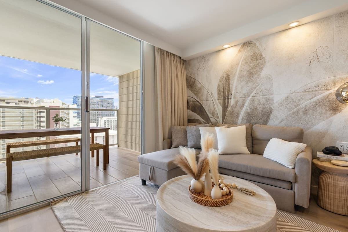 Waikiki Luxe Haven – Chic Comfort in Paradise - Photo 2