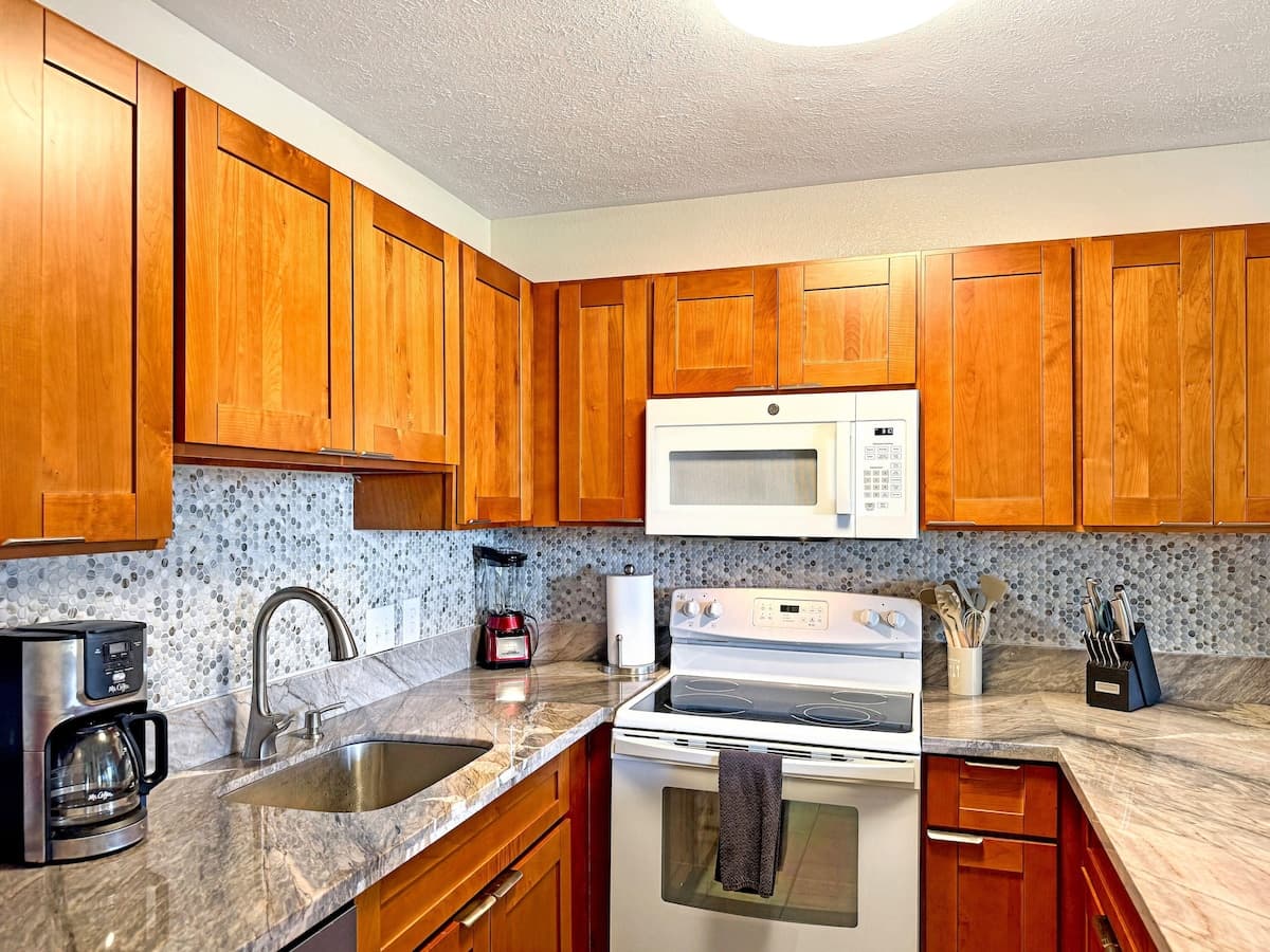 Steps to Beach, Pool & Hot Tub! Beautiful Condo - Photo 3
