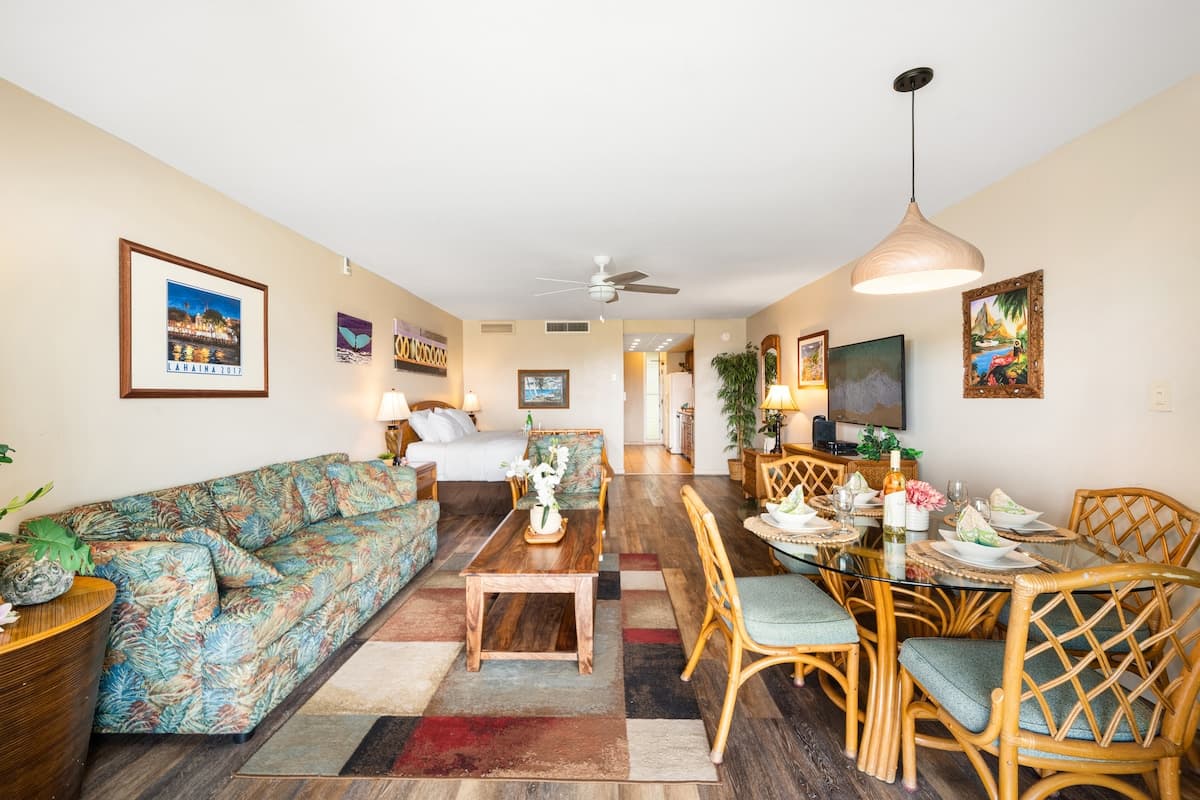 Condo in Lahaina · ★4.5 · 1 bedroom · 2 beds · 1 bath - Photo 2