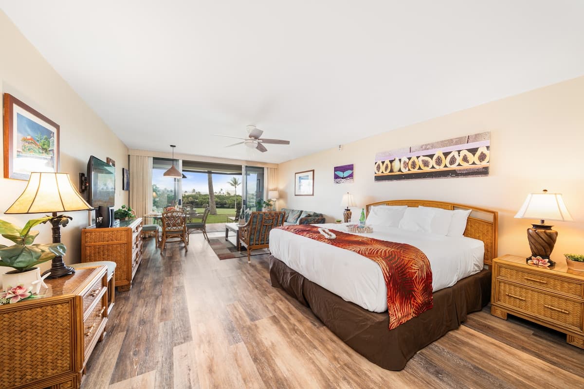 Condo in Lahaina · ★4.5 · 1 bedroom · 2 beds · 1 bath - Photo 3