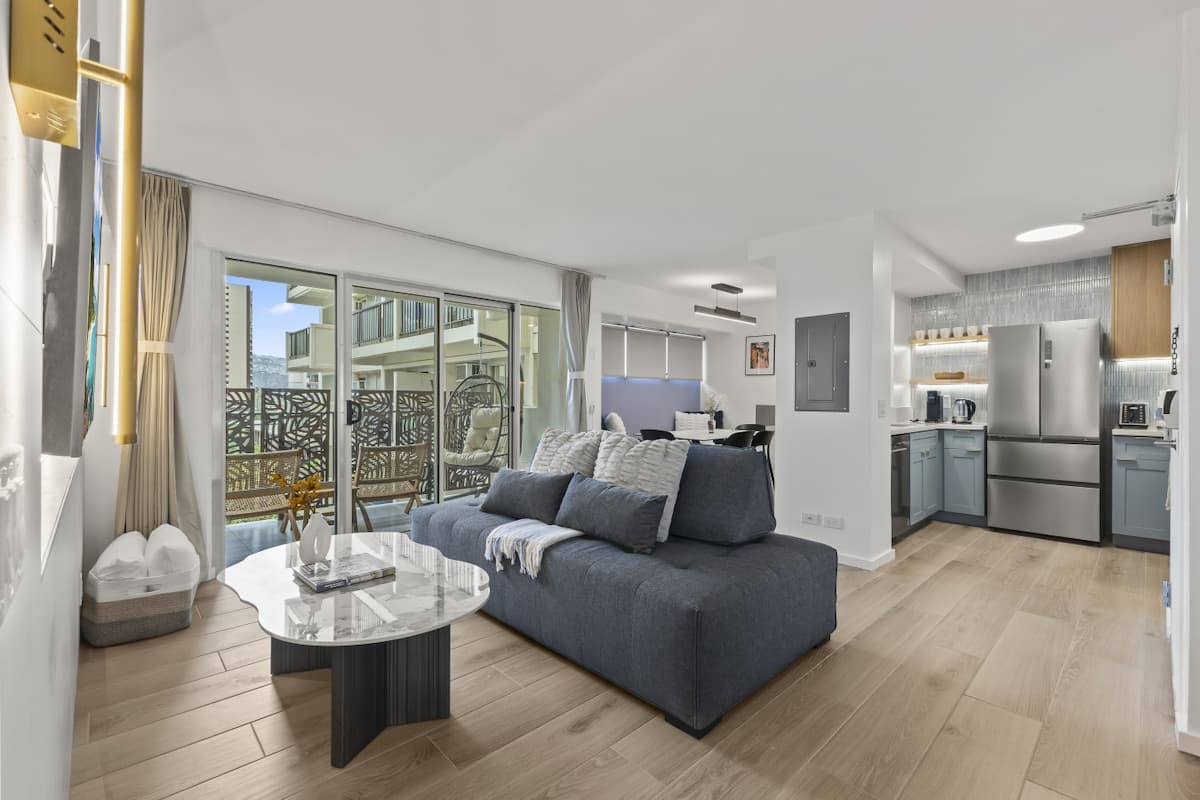 Condo in Honolulu · ★4.91 · 2 bedrooms · 5 beds · 2 private baths - Photo 3