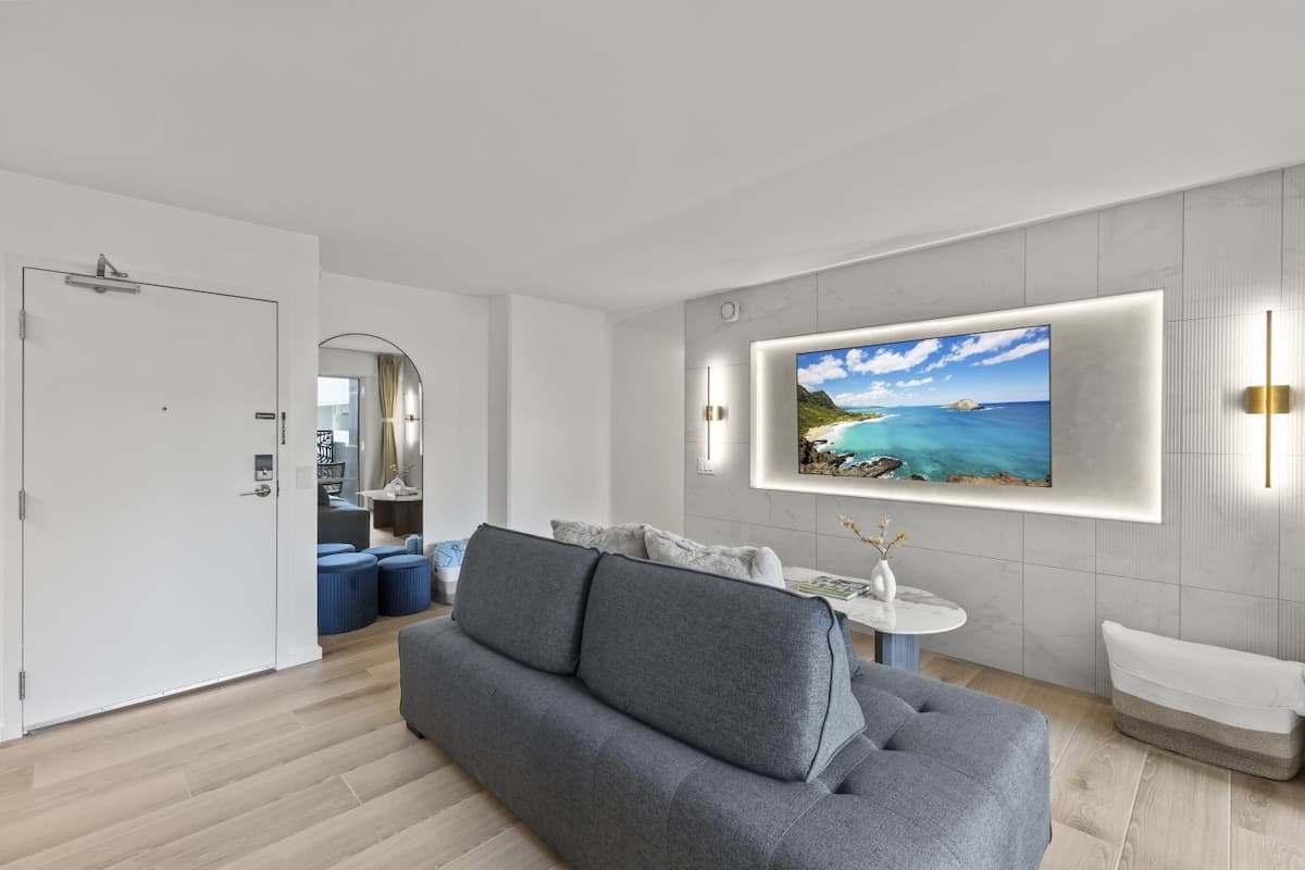 Condo in Honolulu · ★4.91 · 2 bedrooms · 5 beds · 2 private baths - Photo 5