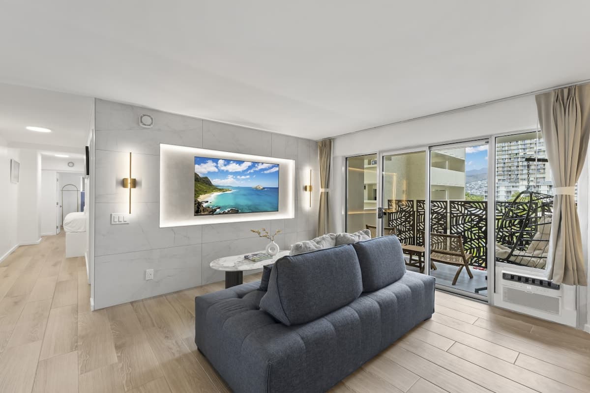 Condo in Honolulu · ★4.91 · 2 bedrooms · 5 beds · 2 private baths - Photo 4