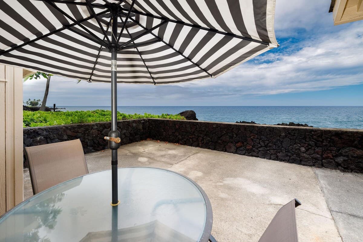 Condo in Kailua-Kona · ★4.5 · 2 bedrooms · 3 beds · 2 private baths - Photo 4