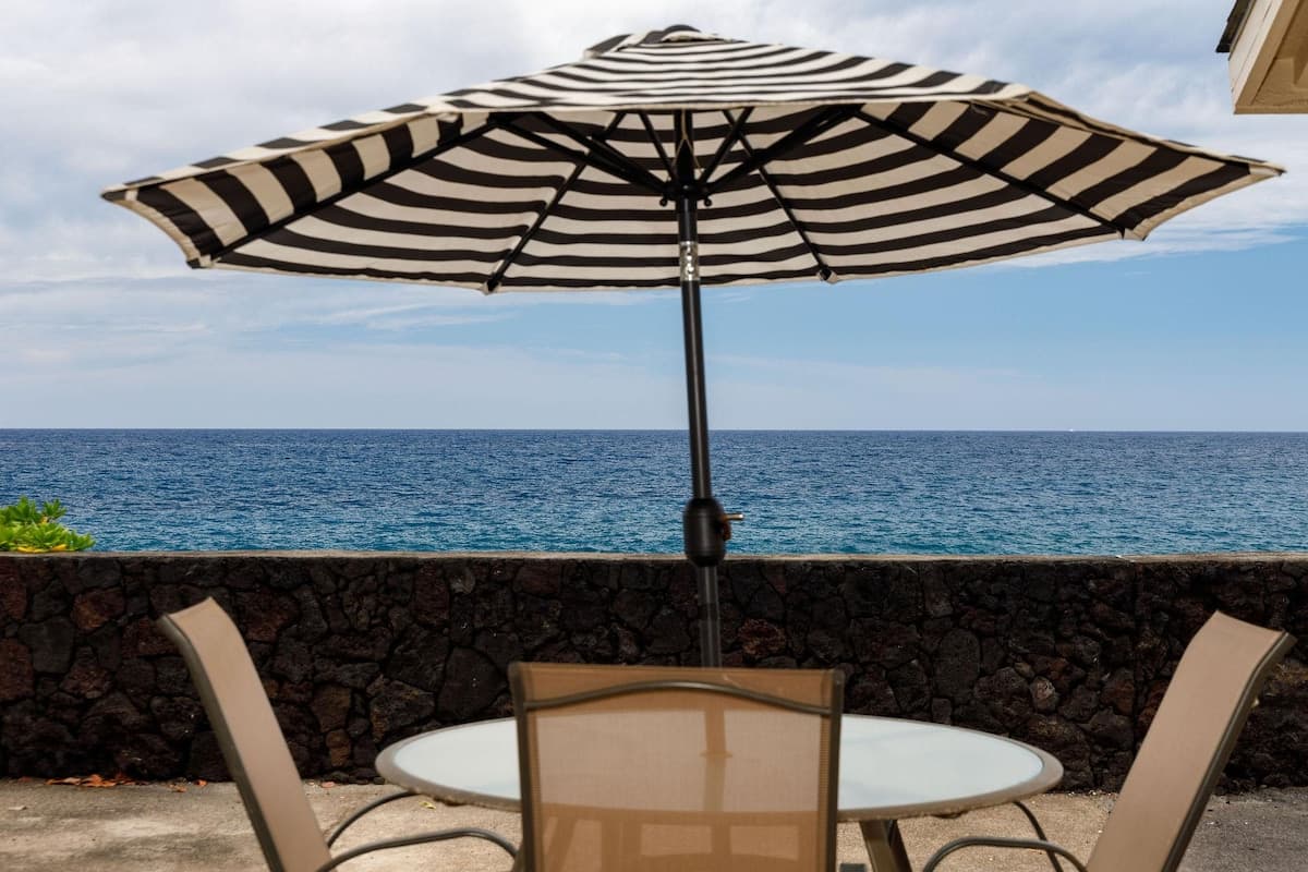 Condo in Kailua-Kona · ★4.5 · 2 bedrooms · 3 beds · 2 private baths - Photo 1