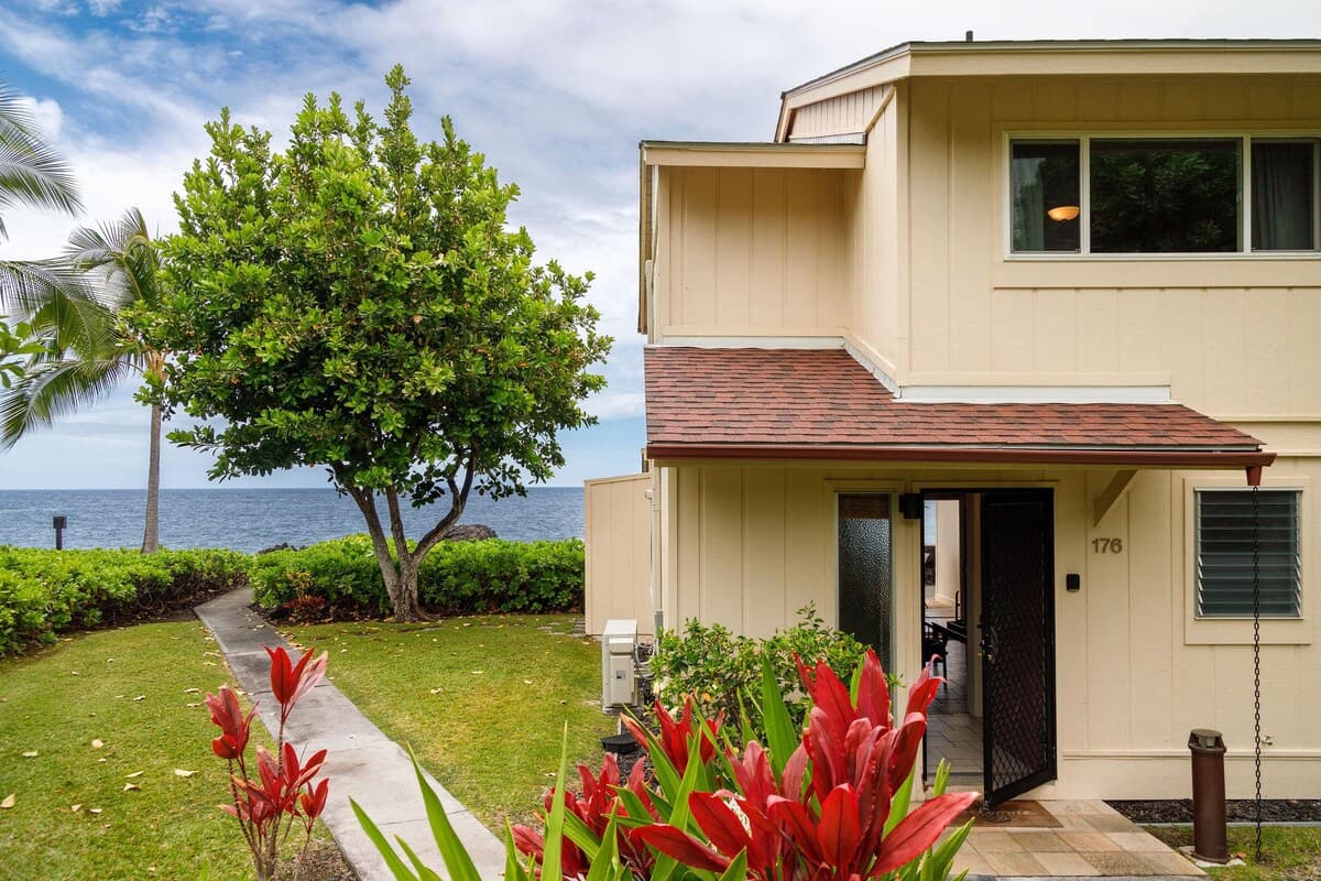 Condo in Kailua-Kona · ★4.5 · 2 bedrooms · 3 beds · 2 private baths - Photo 2
