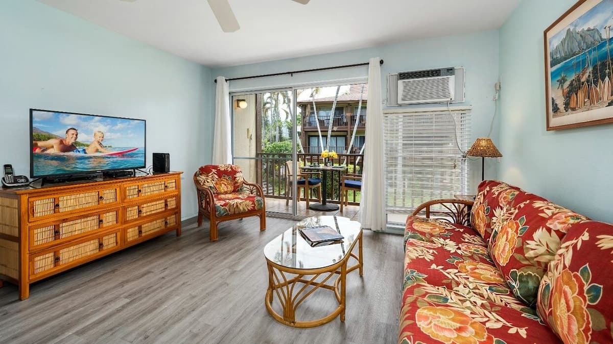 Condo in Kailua-Kona · ★4.75 · 1 bedroom · 2 beds · 1 private bath - Photo 3