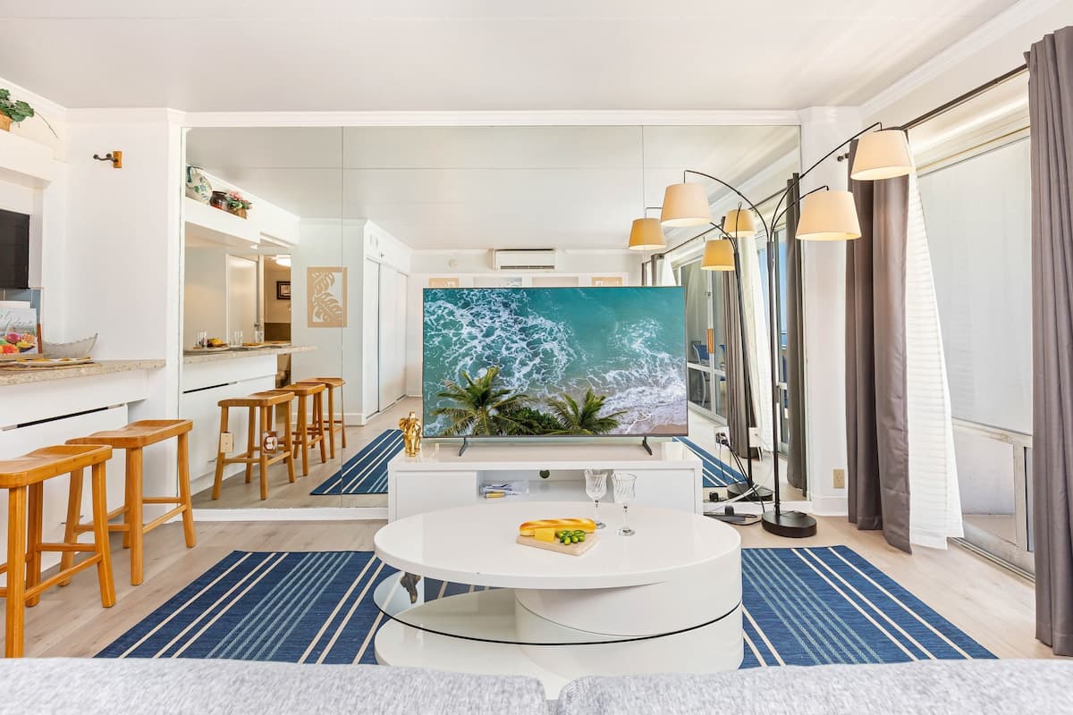 Condo in Honolulu · ★4.88 · 1 bedroom · 1 bed · 1 private bath - Photo 3