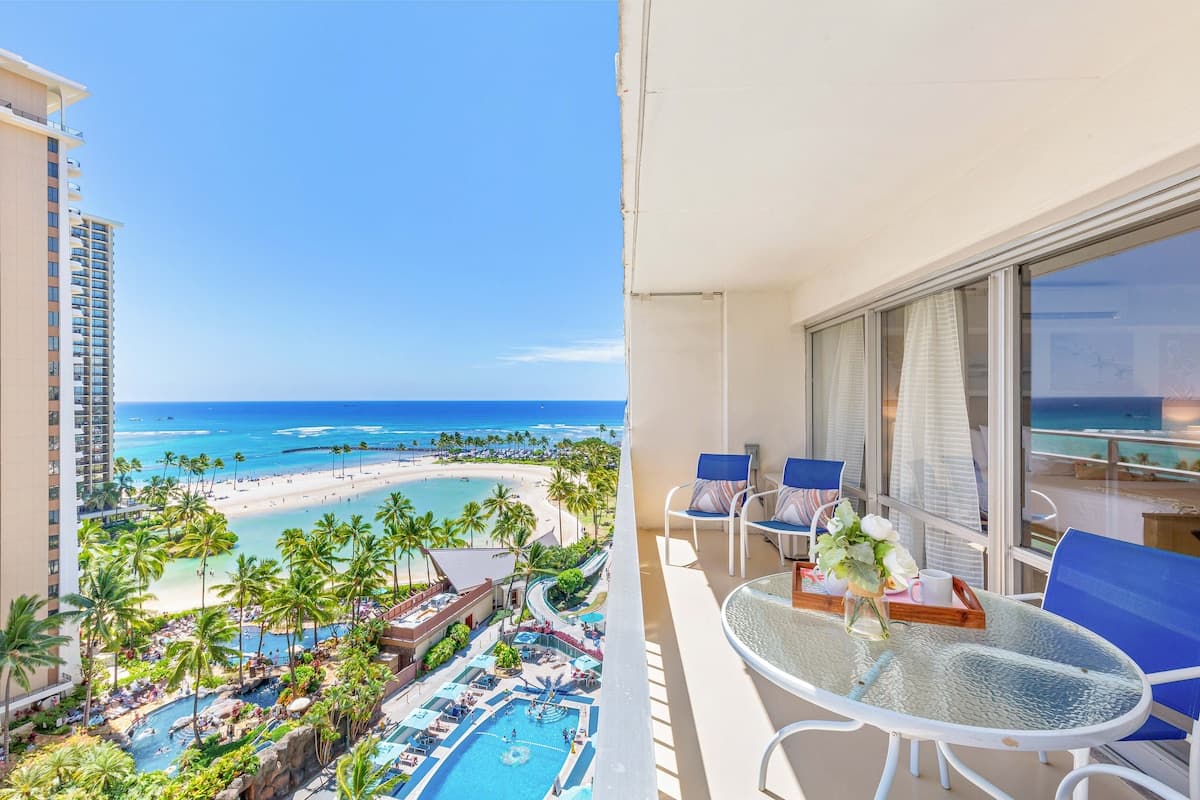 Condo in Honolulu · ★4.88 · 1 bedroom · 1 bed · 1 private bath - Photo 2