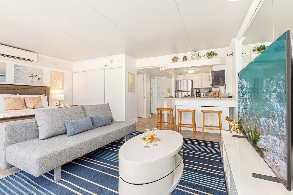Condo in Honolulu · ★4.88 · 1 bedroom · 1 bed · 1 private bath - Photo 5