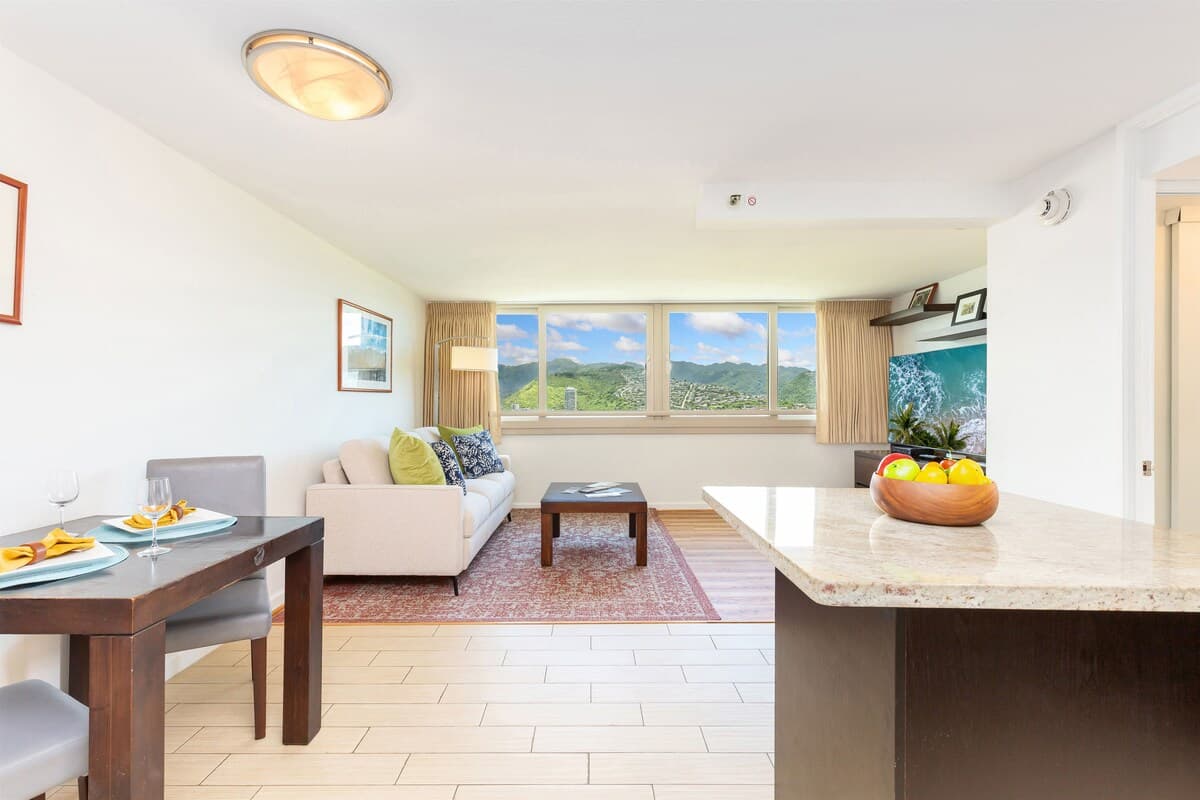 Condo in Honolulu · ★5.0 · 1 bedroom · 2 beds · 1 private bath - Photo 5