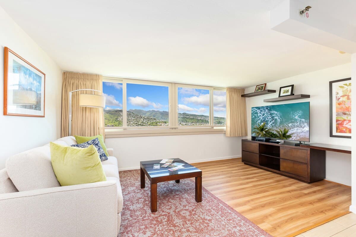 Condo in Honolulu · ★5.0 · 1 bedroom · 2 beds · 1 private bath - Photo 2