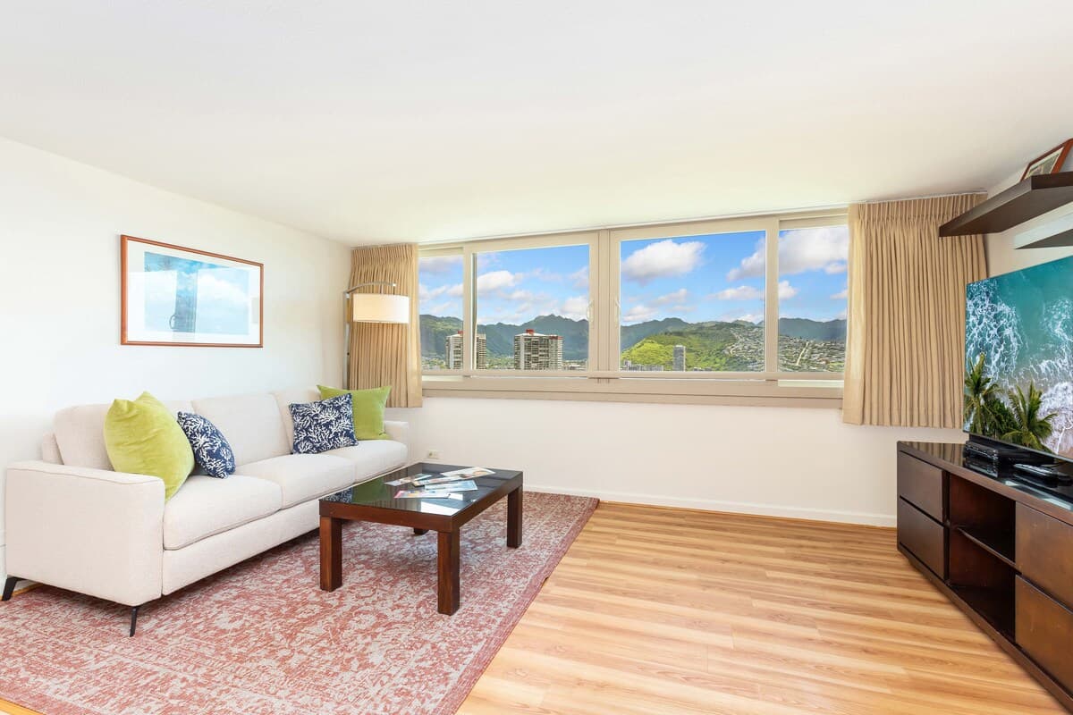 Condo in Honolulu · ★5.0 · 1 bedroom · 2 beds · 1 private bath - Photo 3