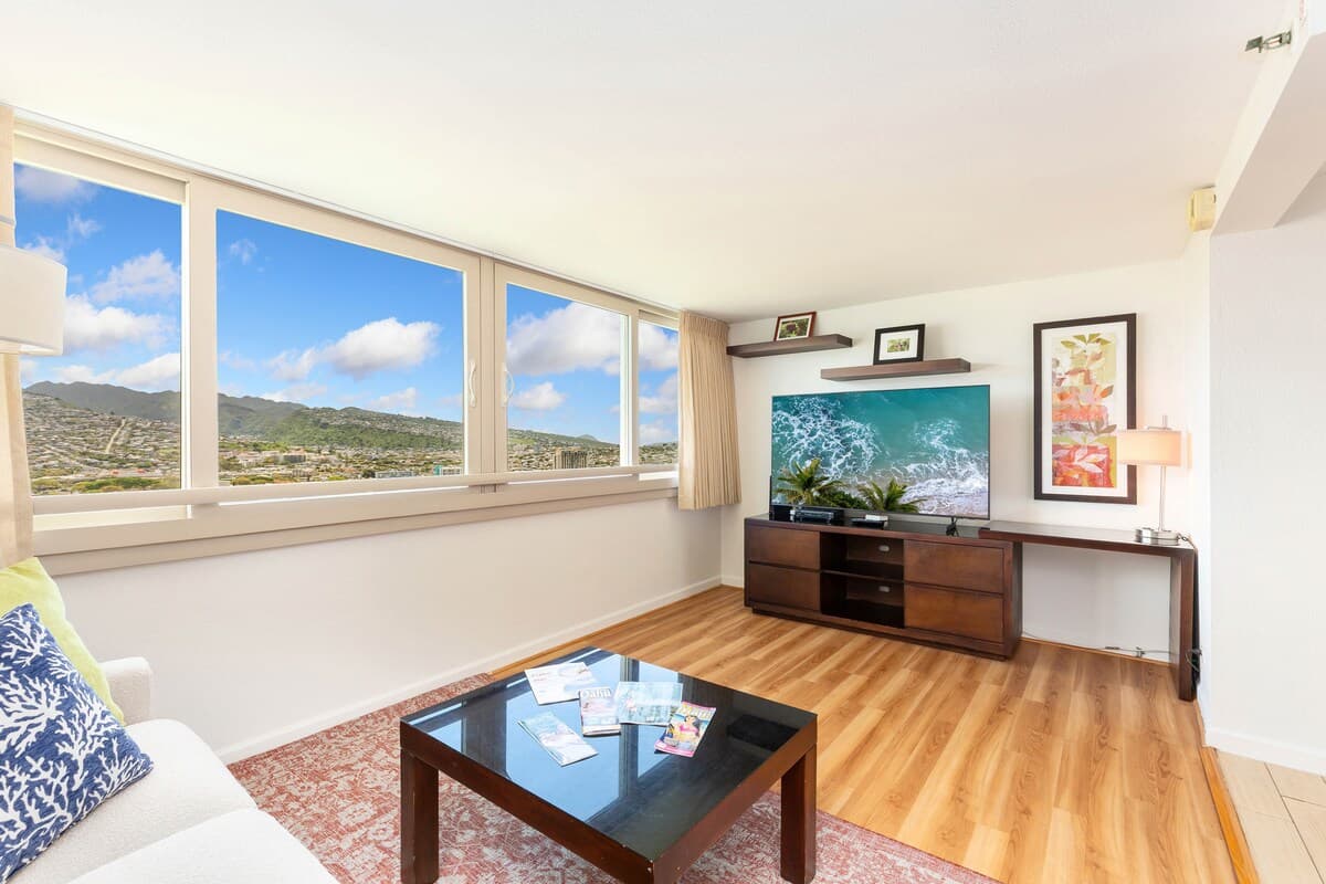 Condo in Honolulu · ★5.0 · 1 bedroom · 2 beds · 1 private bath - Photo 4