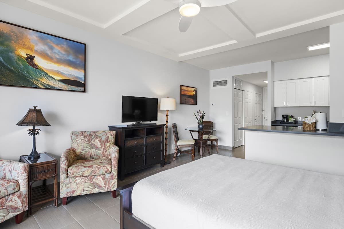 Condo in Lahaina · ★4.33 · 1 bedroom · 1 bed · 1 private bath - Photo 5