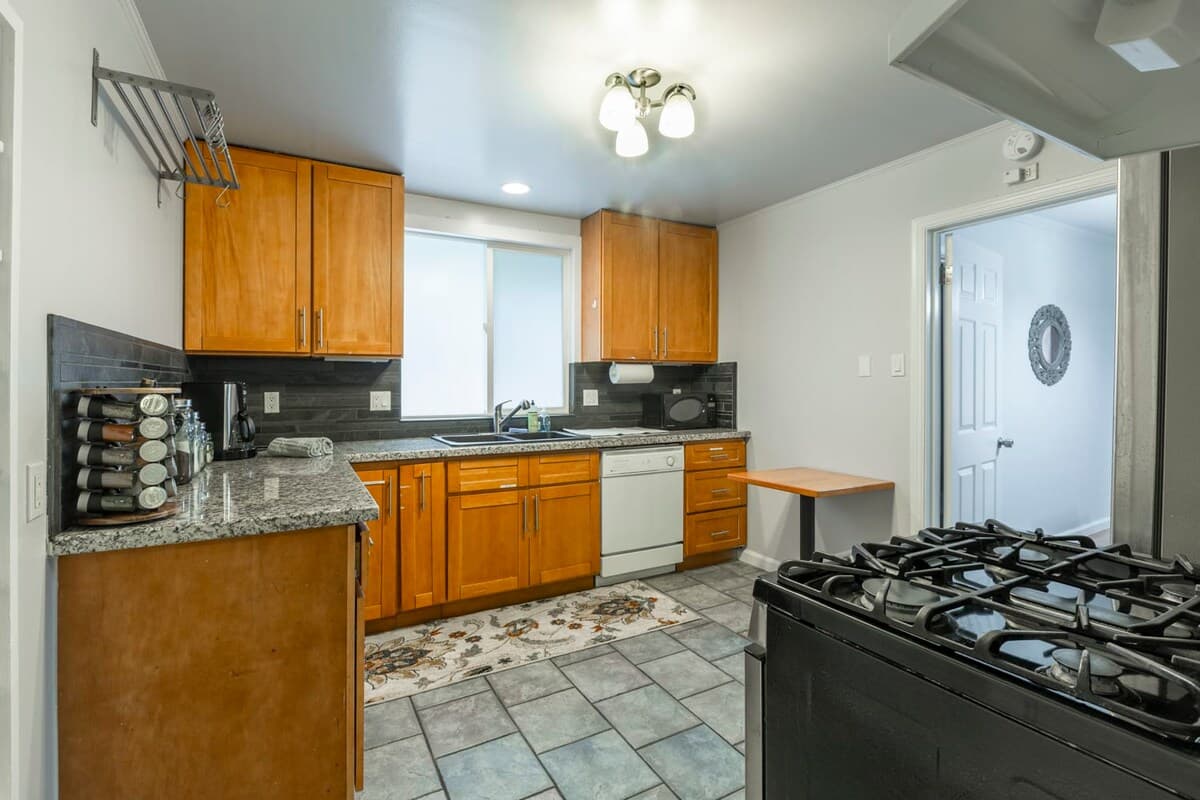Silicon Valley Hub, 5BR, Near Stanford - Photo 1