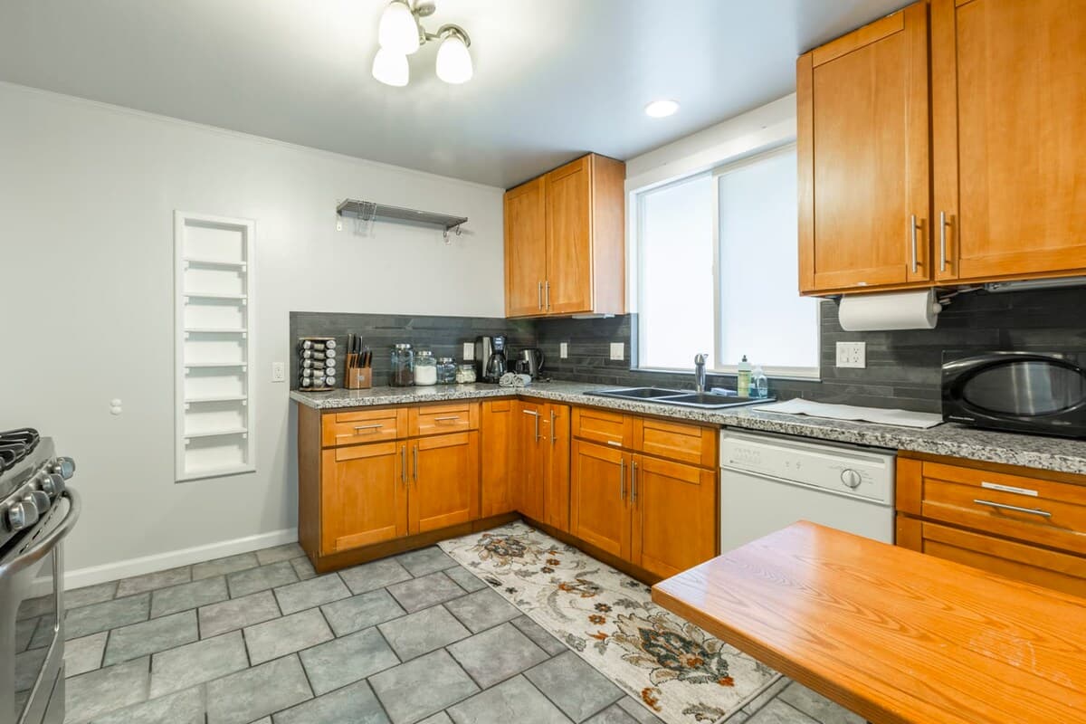 Silicon Valley Hub, 5BR, Near Stanford - Photo 2