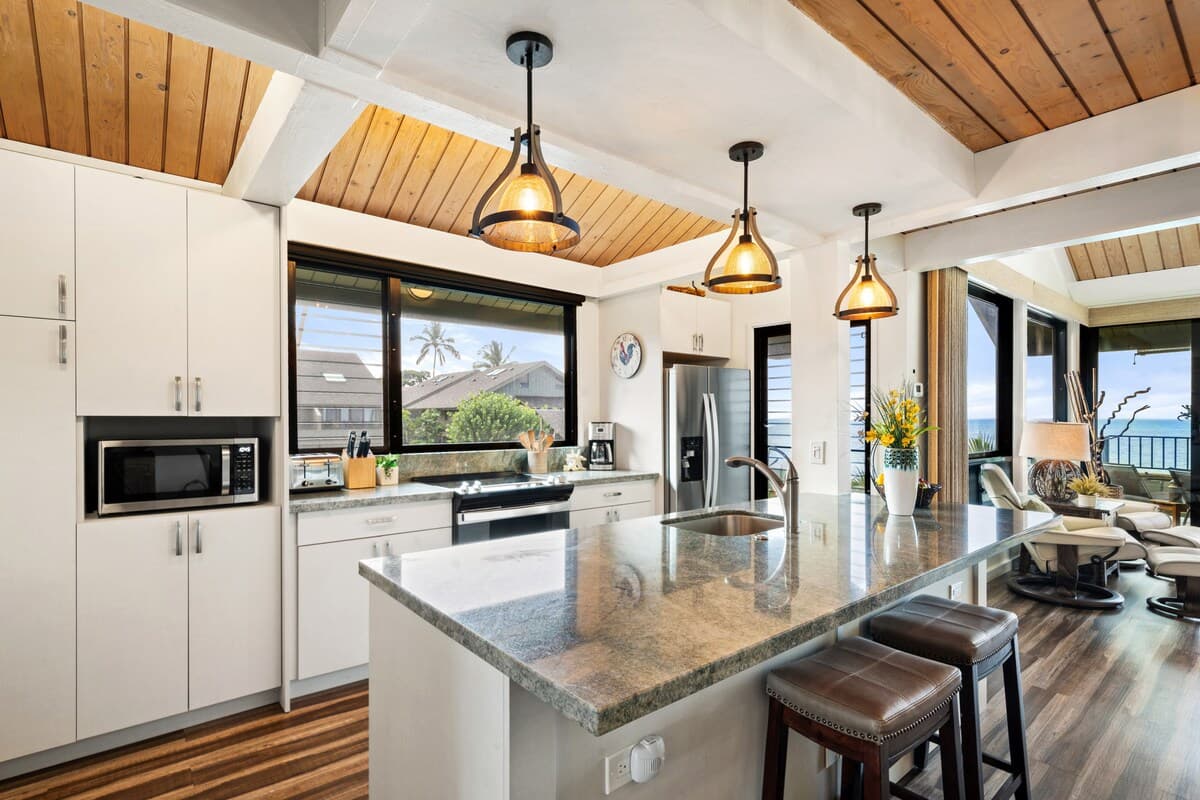 Condo in Lahaina · ★5.0 · 2 bedrooms · 4 beds · 2 baths - Photo 2