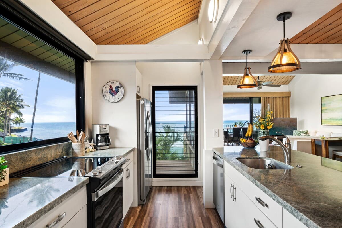 Condo in Lahaina · ★5.0 · 2 bedrooms · 4 beds · 2 baths - Photo 3