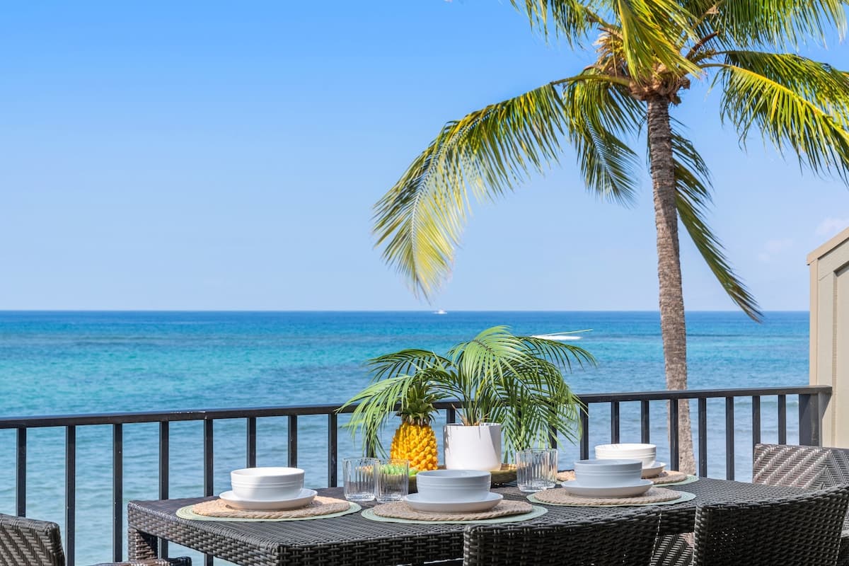 Condo in Lahaina · ★5.0 · 2 bedrooms · 4 beds · 2 baths - Photo 1