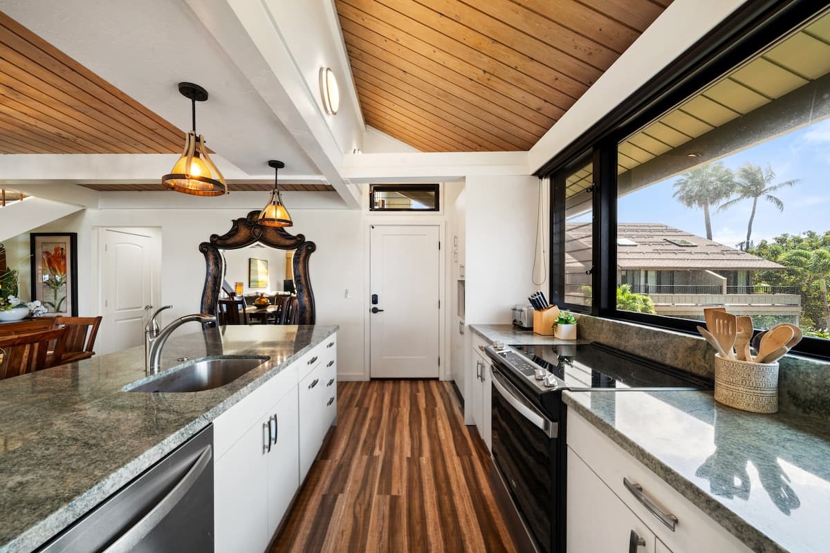 Condo in Lahaina · ★5.0 · 2 bedrooms · 4 beds · 2 baths - Photo 5