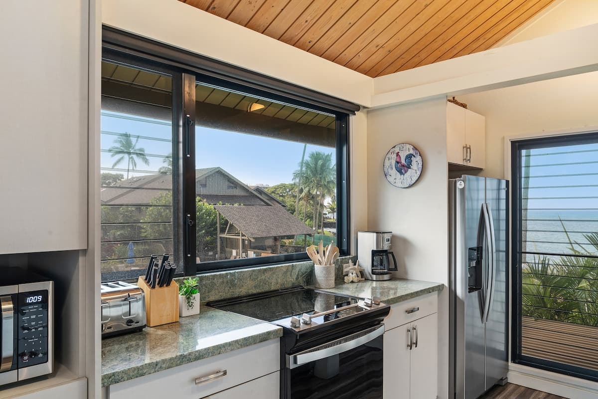 Condo in Lahaina · ★5.0 · 2 bedrooms · 4 beds · 2 baths - Photo 4