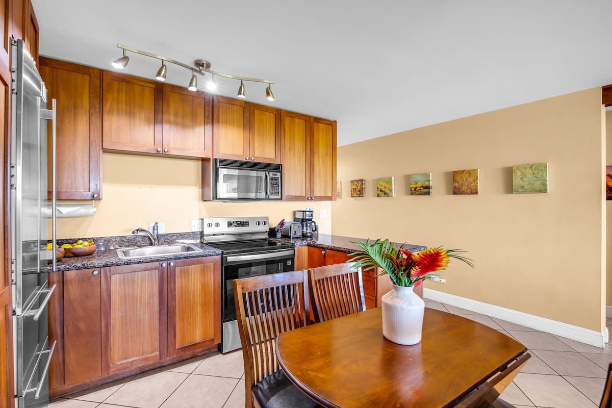 Condo in Kihei · ★4.6 · 2 bedrooms · 2 beds · 2 baths - Photo 4