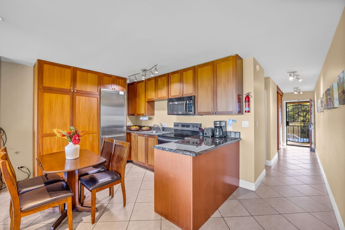 Condo in Kihei · ★4.6 · 2 bedrooms · 2 beds · 2 baths - Photo 3